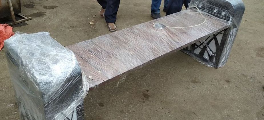 На набережной установят четыре скамейки с USB-разъемами и подсветкой