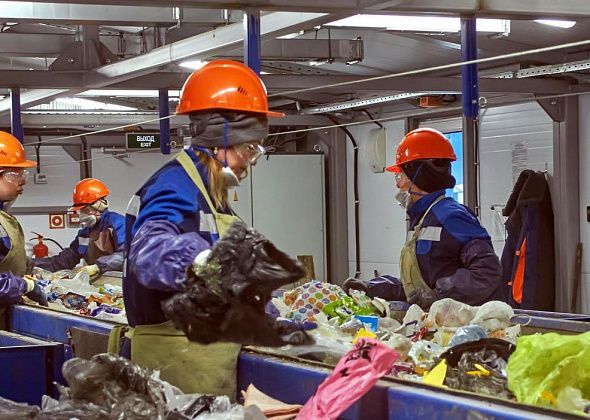 Горожанину вернули кошелек, найденный на мусоросортировочном конвейере