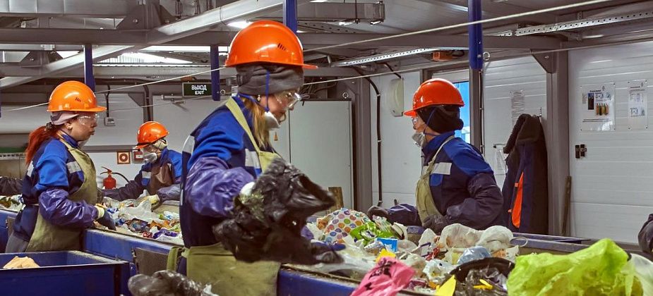 Горожанину вернули кошелек, найденный на мусоросортировочном конвейере