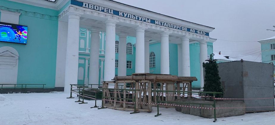 На площади ДК БАЗа начали устанавливать новогоднюю елку