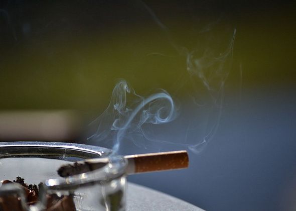 Верховный суд обязал курильщиков компенсировать моральный вред соседям