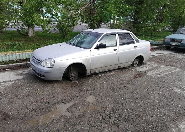 На парковке у БАЗа полностью "разули" две «Приоры»