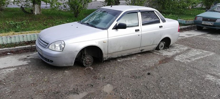 На парковке у БАЗа полностью "разули" две «Приоры»