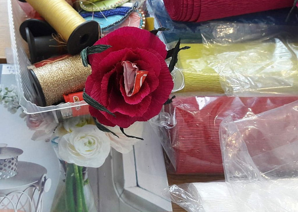Жительницы поселка Воронцовка научились делать розы из гофрированной бумаги