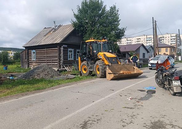 Пенсионеры на мотоцикле попали в ДТП с экскаватором в Краснотурьинске