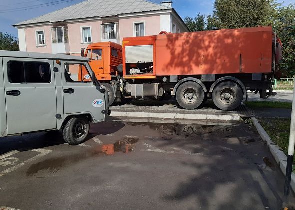 Коммунальщики создали пробку - из-за ремонтных работ был ограничен проезд по Микова
