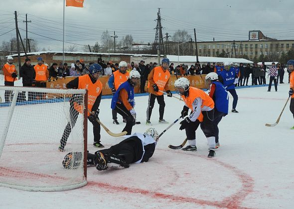 На стадионе «Труд» прошли межрегиональные соревнования по «русскому хоккею на валенках» 