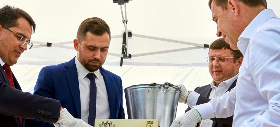 "Хоть траву не красили": губернатор Куйвашев заложил кирпичи в основаниях центра бокса и школы №2