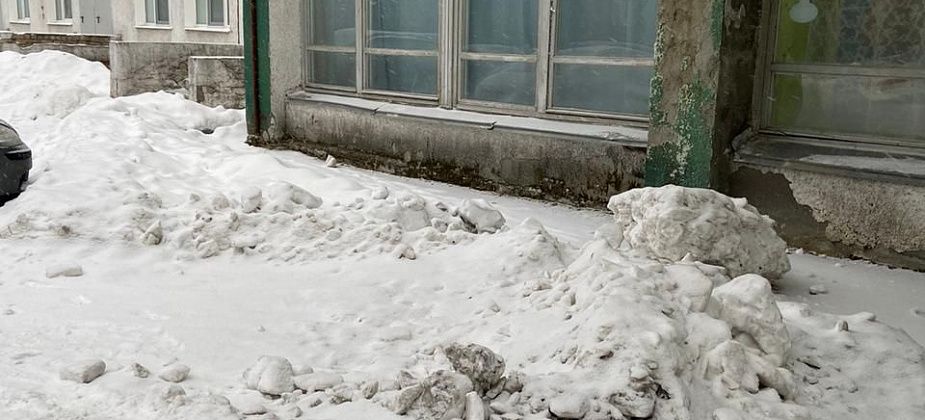 Горожанка возмущена уборкой снега на парковке для инвалидов. В мэрии обещали разобраться