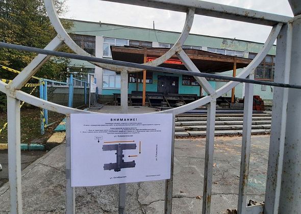 «Дети в окружную ходят». Горожанка возмущается, почему закрыт вход в школу №1 со стороны Октябрьской