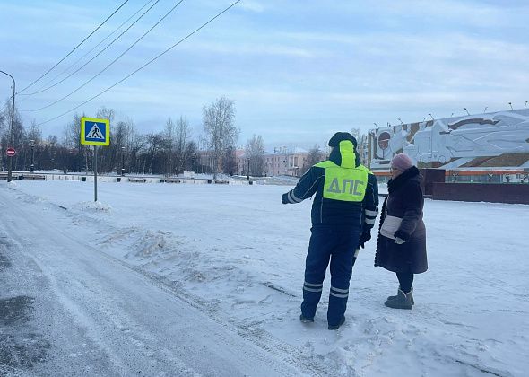 Автоинспекторы ежедневно беседуют с пешеходами на тему безопасности