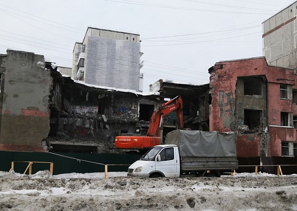 Заброшенное здание в восточной части начали сносить