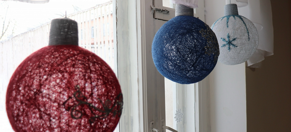 Елочные игрушки ручной работы изготовили осужденные в ИК-16