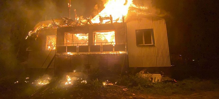 Пожарные колонии помогли потушить дом на Малой Лимке 
