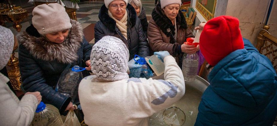 В соборе Максима Исповедника раздали почти 24 тонны святой воды