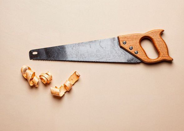 Горожанку, затопившую соседей и угрожавшую им ножовкой, наказали