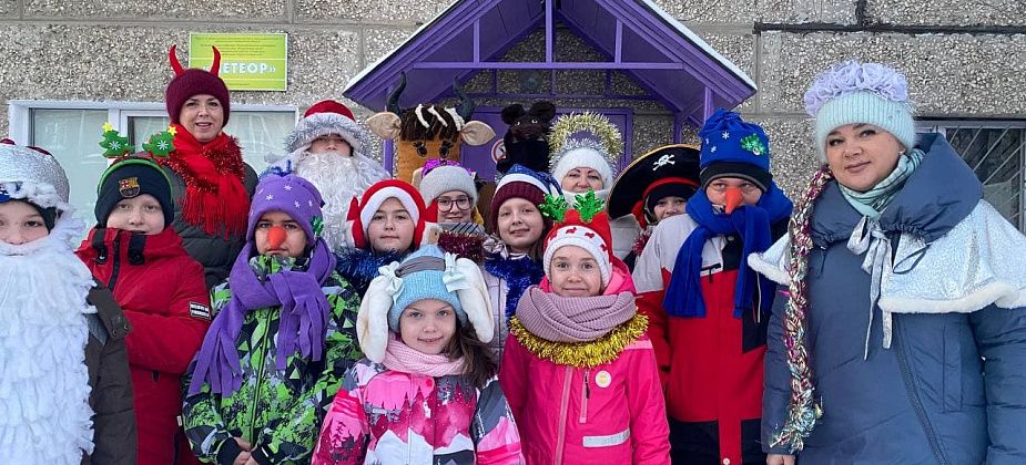 «Поздравляем с Новым годом!». Как в Краснотурьинске прошло шествие Деда Мороза