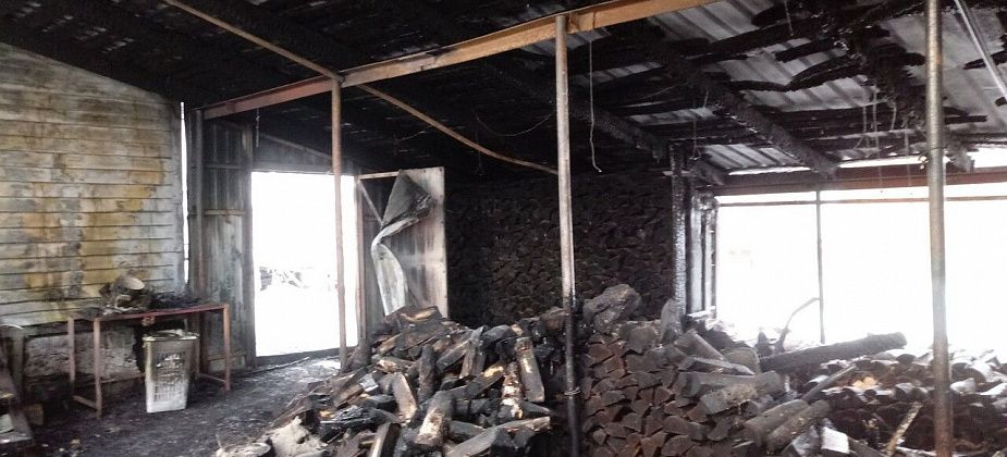 Сгорели склад и дровяник на частном участке 