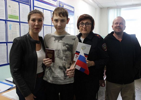 Паспорт и триколор получил юный житель Краснотурьинска в День государственного флага