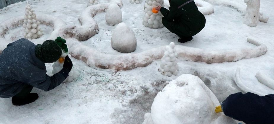 Осужденные женщины лепят и раскрашивают снежные фигуры к Новому году