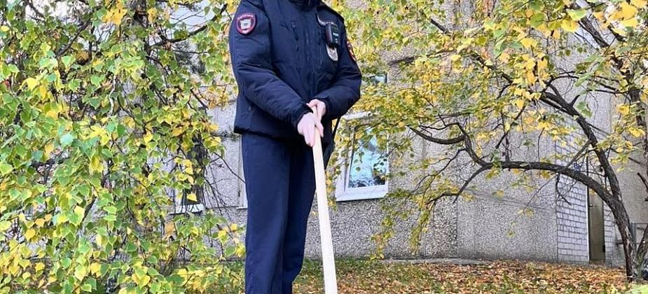 Полицейские Краснотурьинска приняли участие в субботнике «Зеленая Россия»