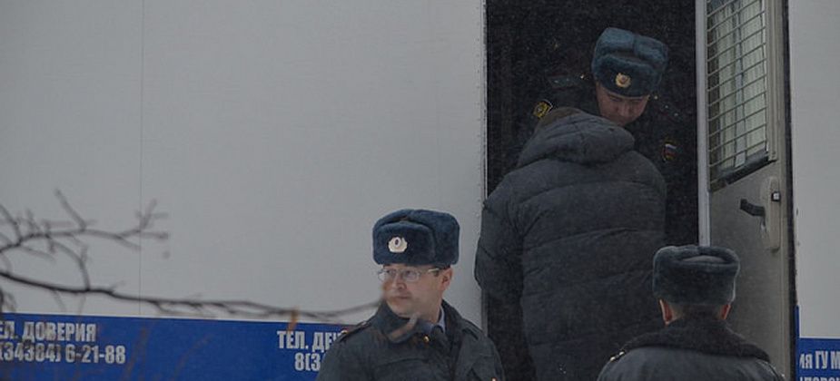 19-летнего парня могут посадить за тушенку и хищение двустволки на длительный срок