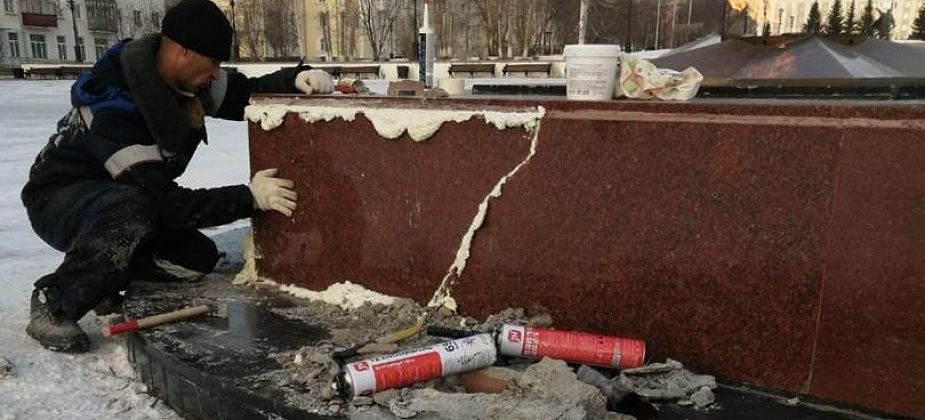 Вечный огонь, который отремонтировали монтажной пеной, в следующем году ждет дополнительный ремонт 