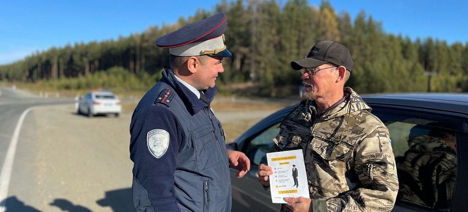 Инспекторы останавливали автомобили на трассе, чтобы напомнить о замене резины на зимнюю