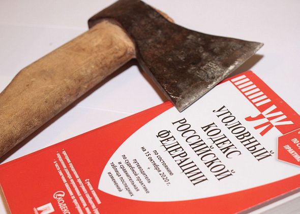 Горожанка побила двух мужчин: кулаками и обухом топора