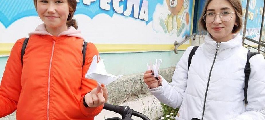 На улицах города в День памяти и скорби раздавали бумажных журавликов
