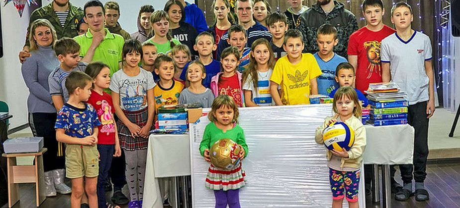 Краснотурьинские морпехи подарили воспитанникам карпинского детдома подарки