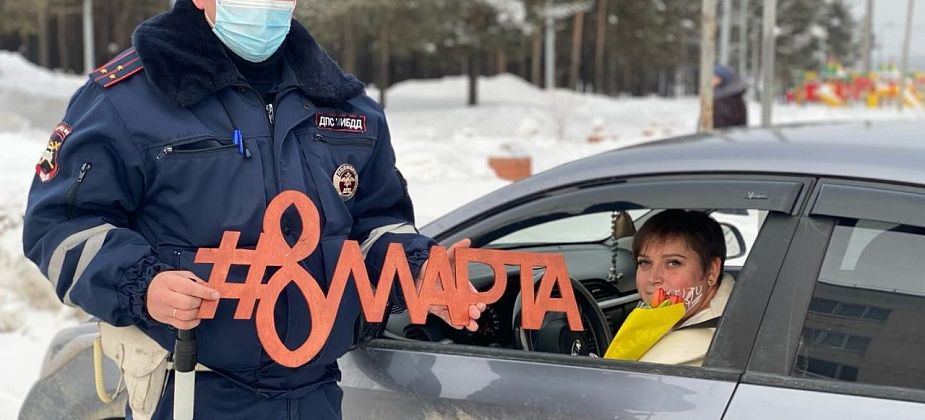 Цветы дарили даже пассажиркам. Сотрудники ГИБДД провели акцию к 8 Марта
