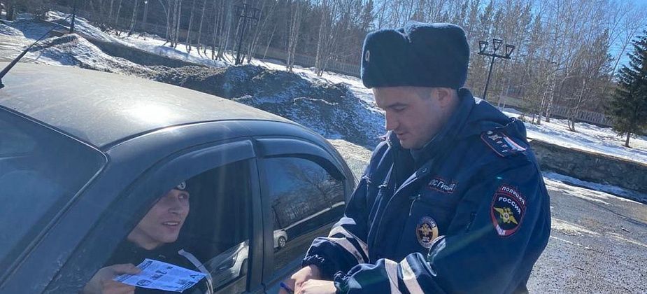 Полиция выдает горожанам памятки о действиях мошенников