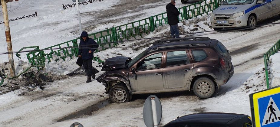 Иномарка вылетела на «встречку», столкнулась с двумя авто, повредила светофор