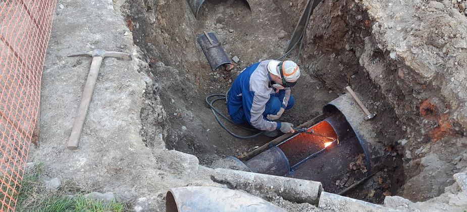 Более 130 домов остались без горячей воды из-за ремонта теплосети на Карла Маркса