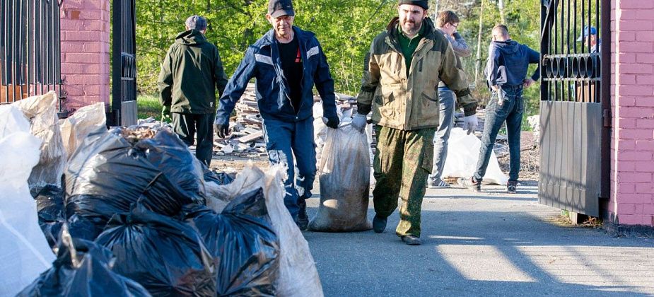 Православные убрали территорию возле собора 