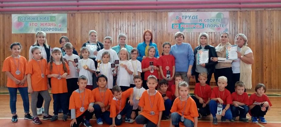 "Медведи" оказались сильнее "Спортсменов" и "Адреналина". Воспитанники КЦСОН сразились в "Веселых стартах"