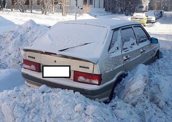 «Лопатою кидая замерзший снег и матерясь»: замглавы в стихах попросил водителей не оставлять машины