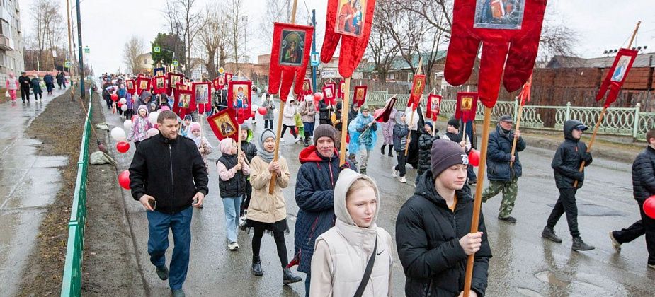 Юные краснотурьинцы прошли крестным ходом