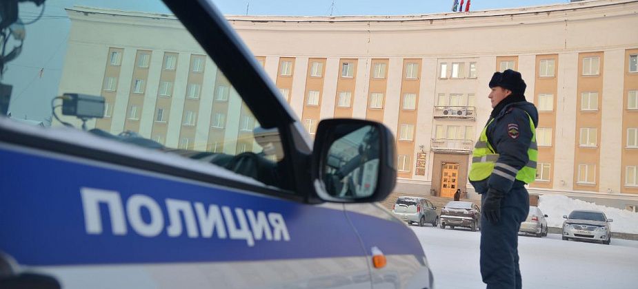 В ГИБДД объяснили, почему у полукруга возле администрации дежурят экипажи