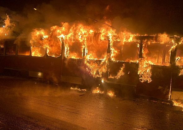 В Краснотурьинске полностью выгорел трамвай. Замену ждали из Таганрога, но тщетно