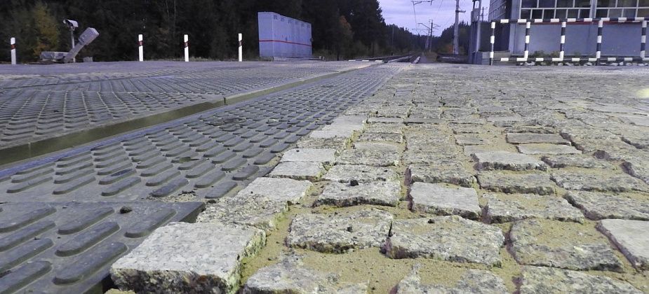 Железнодорожный переезд в Заречном районе вымостили гранитом