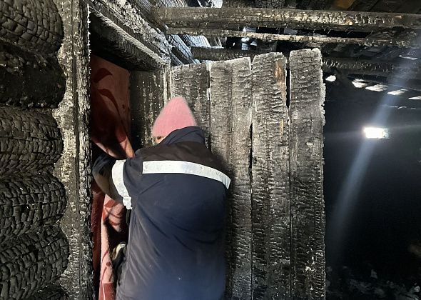 «Зайдешь во двор, внутрь — одни головешки». Из-за пожара семья лишилась дома