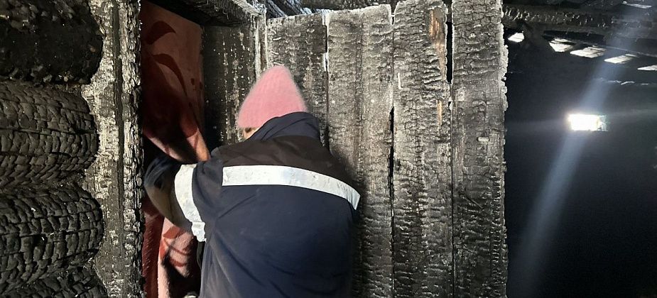 «Зайдешь во двор, внутрь — одни головешки». Из-за пожара семья лишилась дома