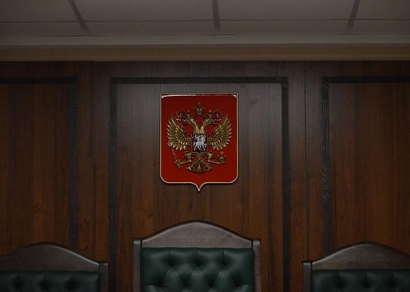 Мужчина пытается восстановиться на работе через суд, но сам станет обвиняемым по уголовному делу