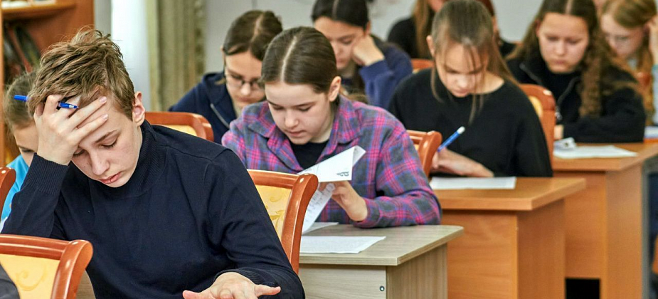 В «Тотальном диктанте» принял участие 51 человек. А в «Недиктанте. Дети» — 32 школьника