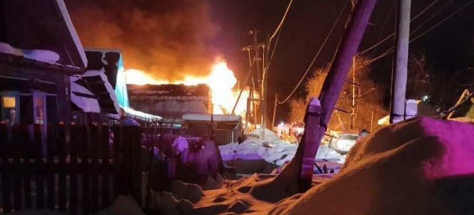 «Выбежали, в чем были». На Суходойке сгорел дом, в котором проживала семья с двумя детьми