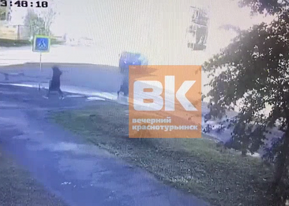 На пешеходном переходе машина «Почты России» сбила женщину. ВИДЕО
