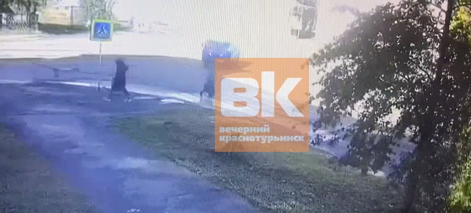 На пешеходном переходе машина «Почты России» сбила женщину. ВИДЕО