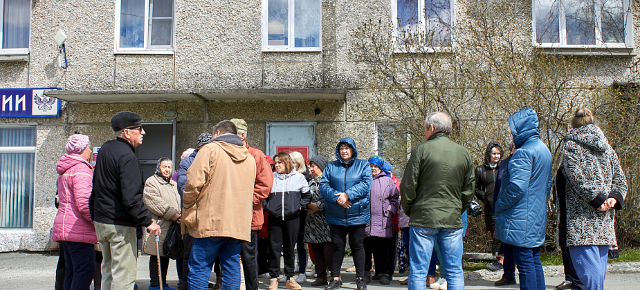 "Придется пикеты делать у администрации". Репортаж из района, где жители боятся лишиться автобуса